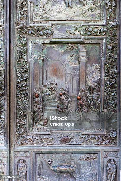 リリーフには入り口の大聖堂のピサイタリア - イタリアのストックフォトや画像を多数ご用意 - イタリア, イタリア文化, カラー画像
