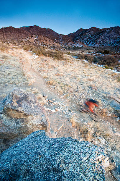 vtt mouvement. - travel destinations journey focus on foreground sonoran desert photos et images de collection