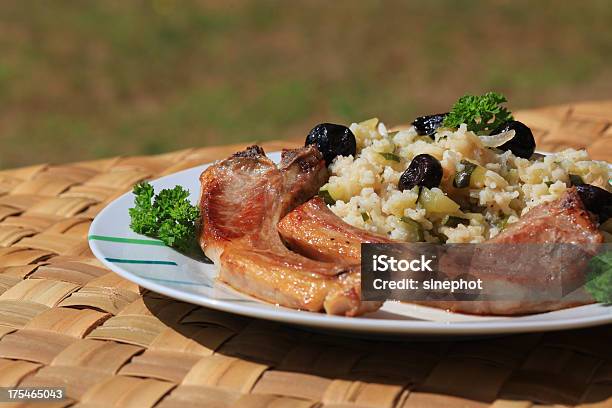 Placa De Chuletas De Cordero Y El Arroz Con Calabacín Foto de stock y más banco de imágenes de Aire libre