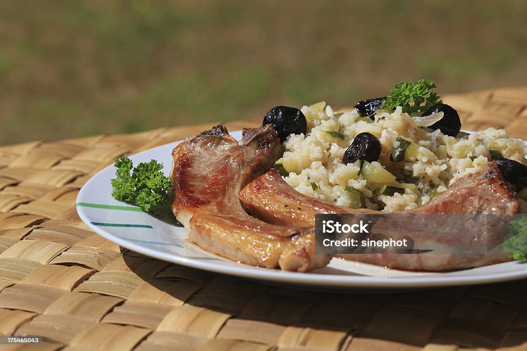 Placa de carneiro chops e de arroz com Curgete - Royalty-free Acampar Foto de stock