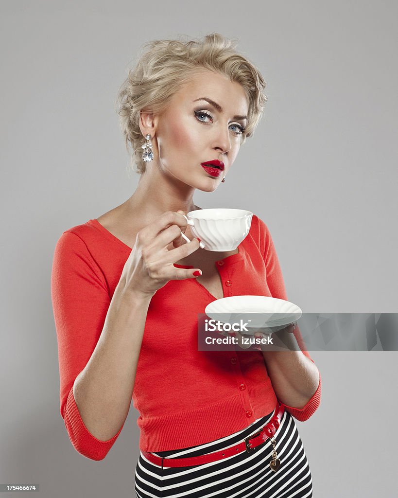 Seguros de mujer con una taza de café - Foto de stock de Mujeres libre de derechos