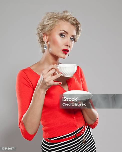 Seguros De Mujer Con Una Taza De Café Foto de stock y más banco de imágenes de Mujeres - Mujeres, Recortable, Beber