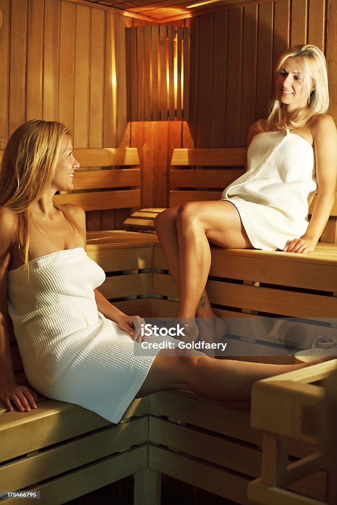 Mulheres de sauna - Foto de stock de Mulheres royalty-free