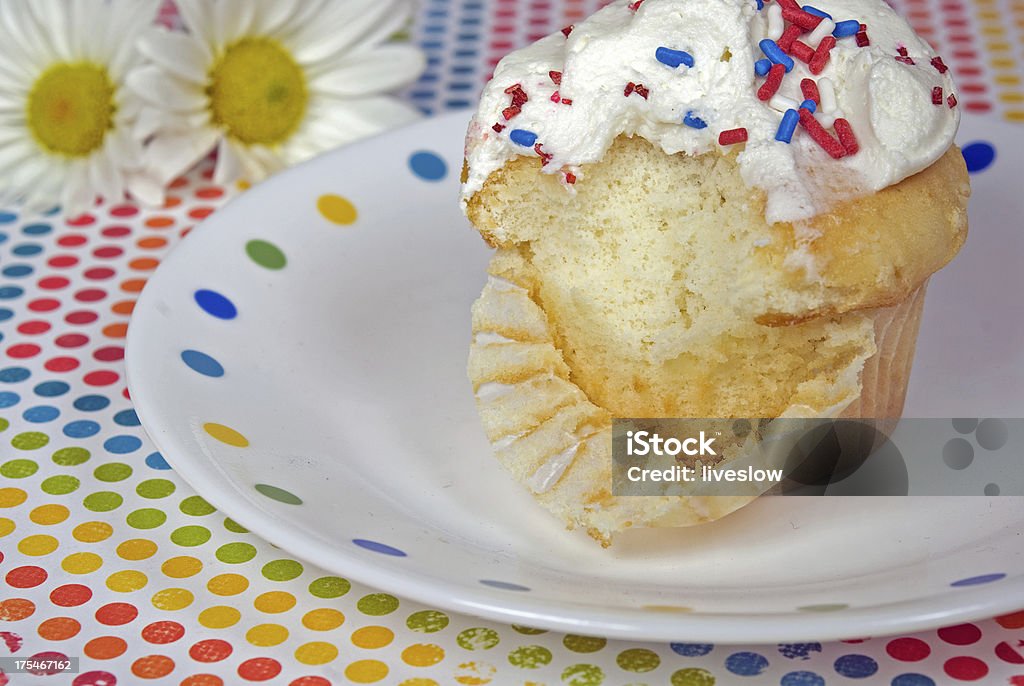 Mezzo mangiato cupcake con Praline colorate - Foto stock royalty-free di Bianco