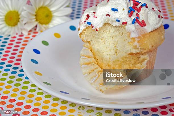 Mezzo Mangiato Cupcake Con Praline Colorate - Fotografie stock e altre immagini di Bianco - Bianco, Blu, Cibo
