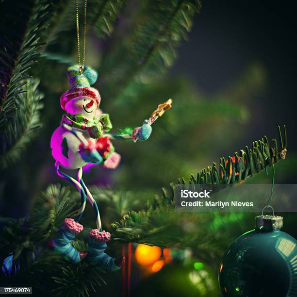 Schneemann Ornament Auf Einem Baum Stockfoto und mehr Bilder von Baum - Baum, Beleuchtet, Christbaumkugel