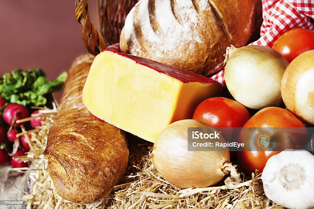 Ploughmans saboroso almoço por vir: Pão, queijo, cebolas e tomates - Foto de stock de Abacaxi royalty-free