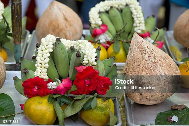 Bellamente Decorada De Frutas Para Navaratri Celebración De Culto Foto de stock y más banco de imágenes de Coco - Fruta tropical