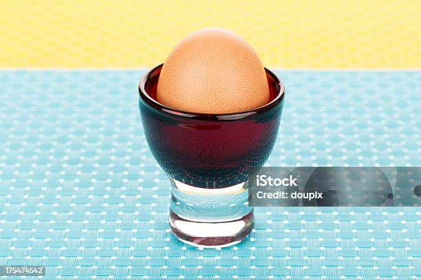 Braunes Ei Stockfoto und mehr Bilder von Behälter - Behälter, Ei, Eierbecher