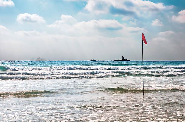 Spiaggia con battaglia navi - foto stock