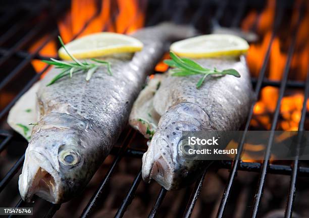 Pescado En Grill Foto de stock y más banco de imágenes de Aceituna - Aceituna, Aire libre, Alimento