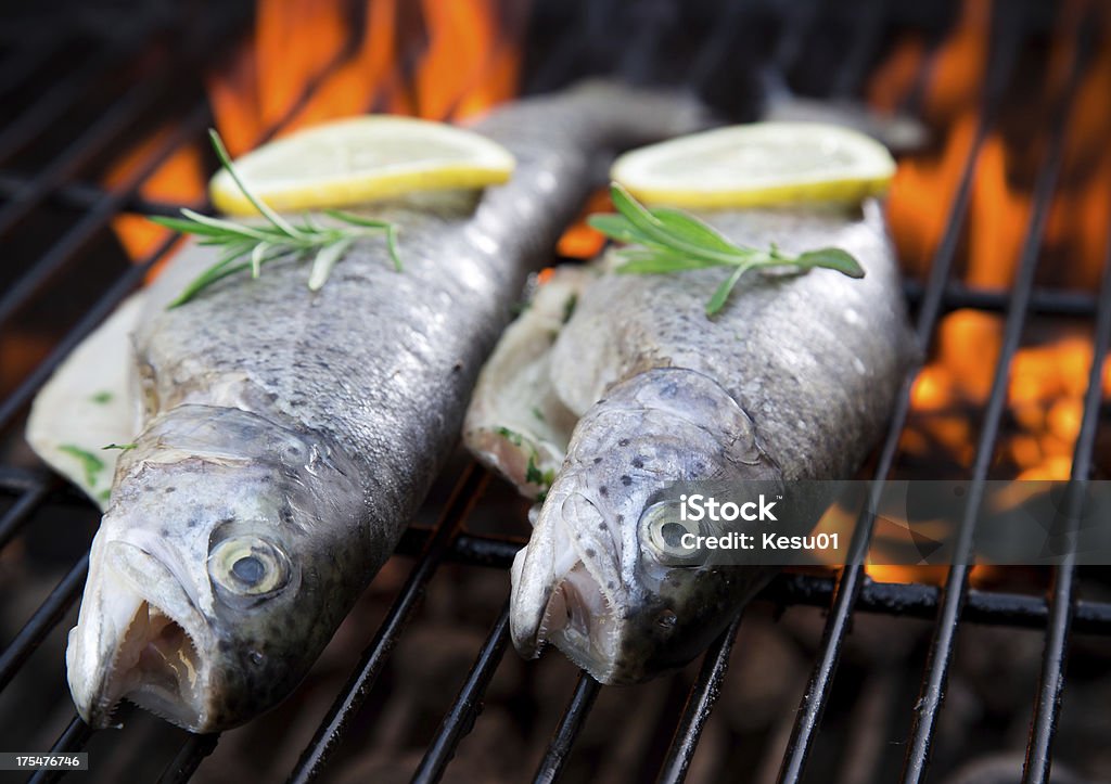 Ryba na grill - Zbiór zdjęć royalty-free (Bez ludzi)