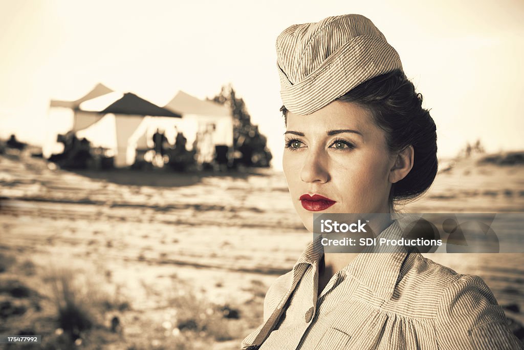 Femme en vêtements de l'armée Guerre mondiale 2 - Photo de Femmes libre de droits