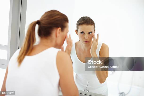 Dezente Kosmetika Hinzufügen Um Ihre Schönheit Stockfoto und mehr Bilder von Auge - Auge, Frauen, Spiegel