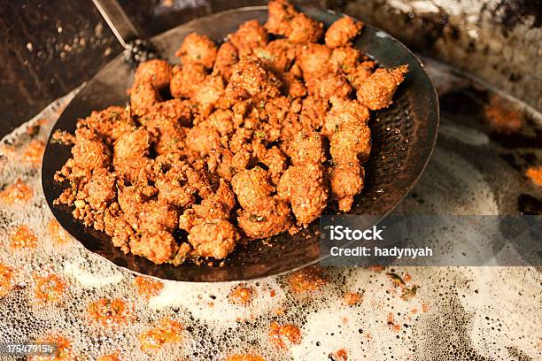 Indian Street Proveedor Preparación De Alimentos Foto de stock y más banco de imágenes de Aceite para cocinar - Aceite para cocinar, Aire libre, Alimento