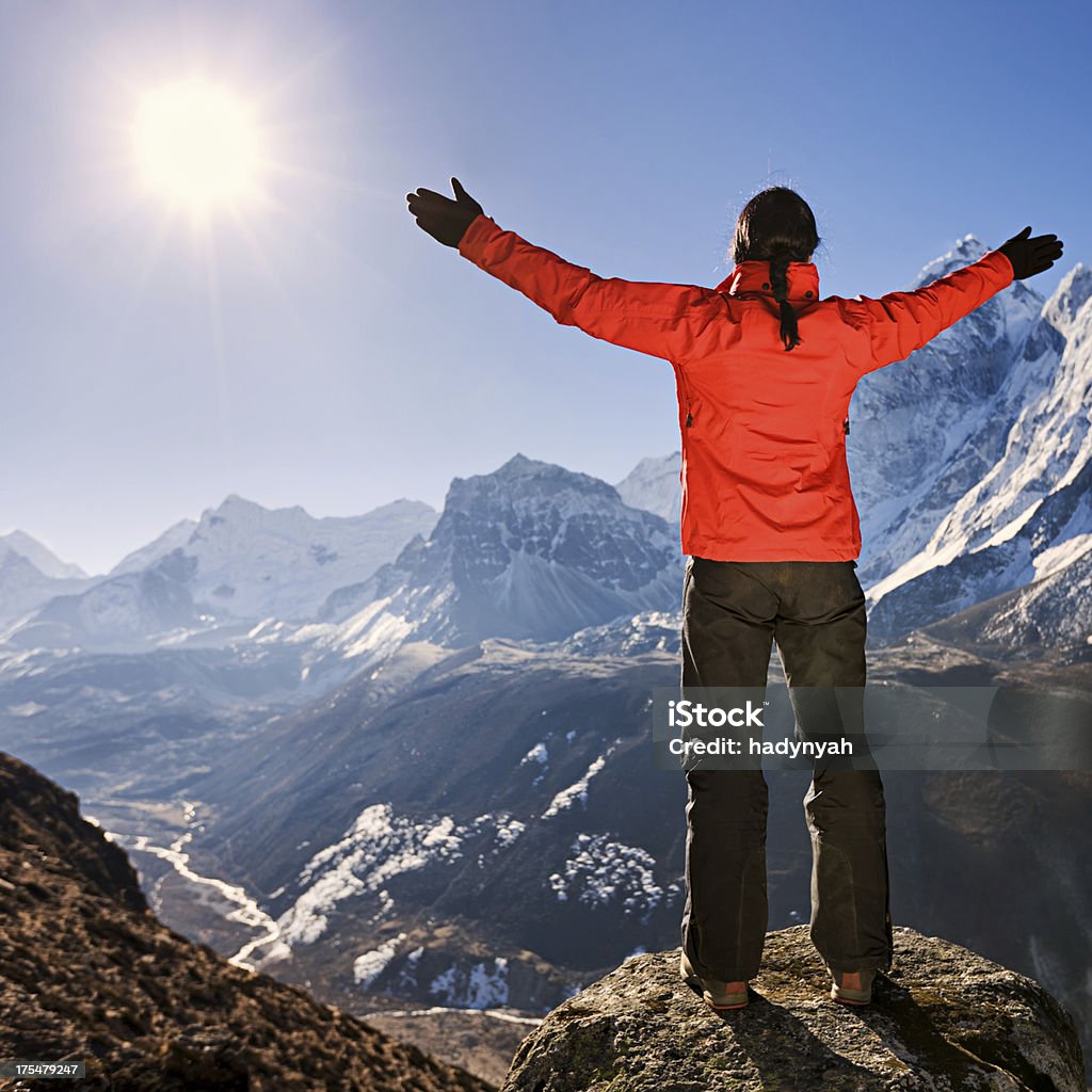 Kobieta unosi rękami w victory, Mount Everest Rodak Park - Zbiór zdjęć royalty-free (20-24 lata)
