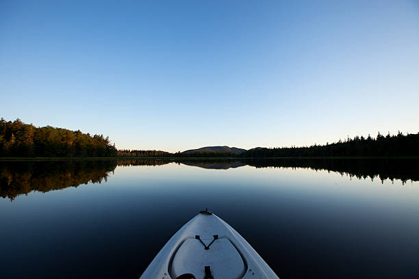 Tranquila manhã no Lago num caiaque - fotografia de stock