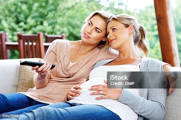 Schwangere Frau Mit Ihrem Freund Fernsehen Stockfoto und mehr Bilder von Schwanger - Schwanger, Frauen, Freundin