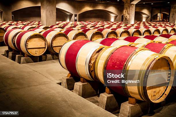 Gruta De Vinho - Fotografias de stock e mais imagens de Barril de vinho - Barril de vinho, Adega, Califórnia