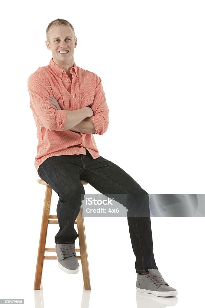 Счастливый человек сидит на стуле - Стоковые фото 20-29 лет роялти-фри