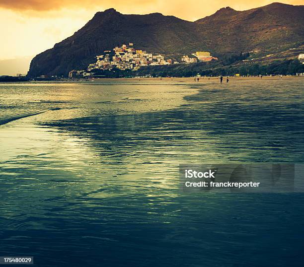 Borde Del Agua De La Costaplaya De Las Teresitas Foto de stock y más banco de imágenes de Agua - Agua, Aire libre, Anochecer