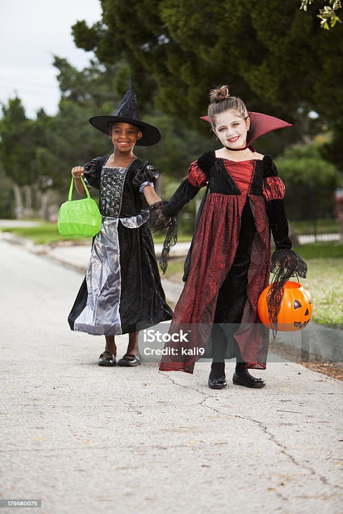 Enfants en costumes d'halloween - Photo de 6-7 ans libre de droits