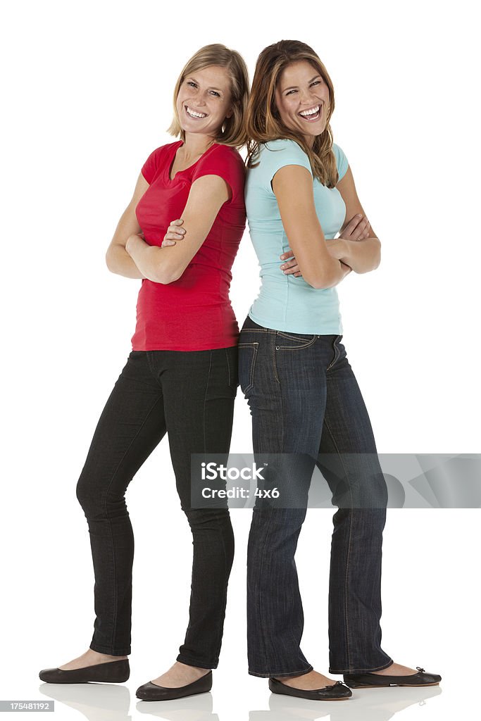 Dwa szczęśliwa kobieta znajomych stojąc razem - Zbiór zdjęć royalty-free (Przyjaźń)