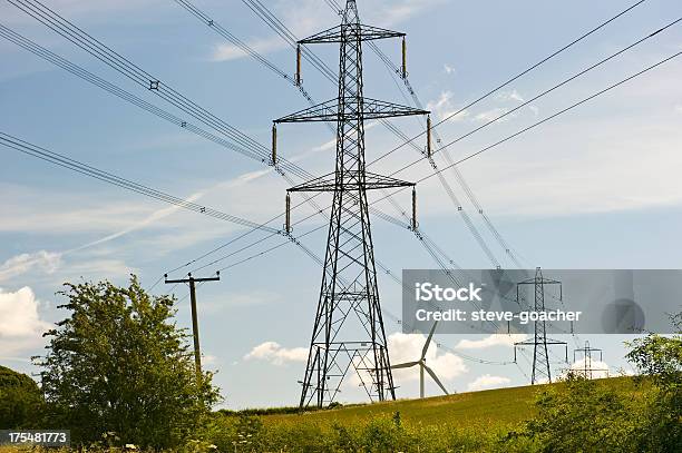 Turbina De Electricidad Pylons Y Foto de stock y más banco de imágenes de Aerogenerador - Aerogenerador, Aire libre, Alto - Descripción física