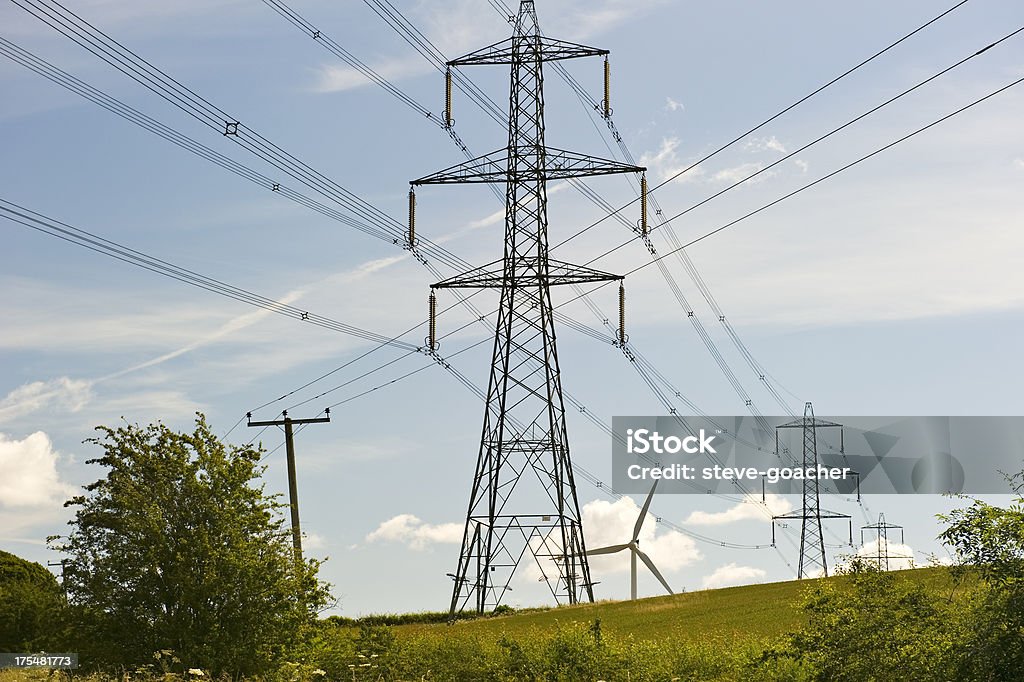 Levou a melhor sobre postes de electricidade e Turbina Eólica - Foto de stock de Alta Voltagem royalty-free