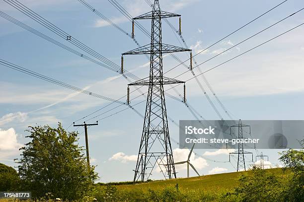 Foto de Levou A Melhor Sobre Postes De Electricidade E Turbina Eólica e mais fotos de stock de Alta Voltagem