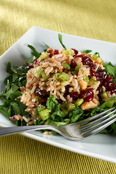 вегетарианская рис, клюквенный и салат со шпинатом - cranberry salad стоковые фото и изображения