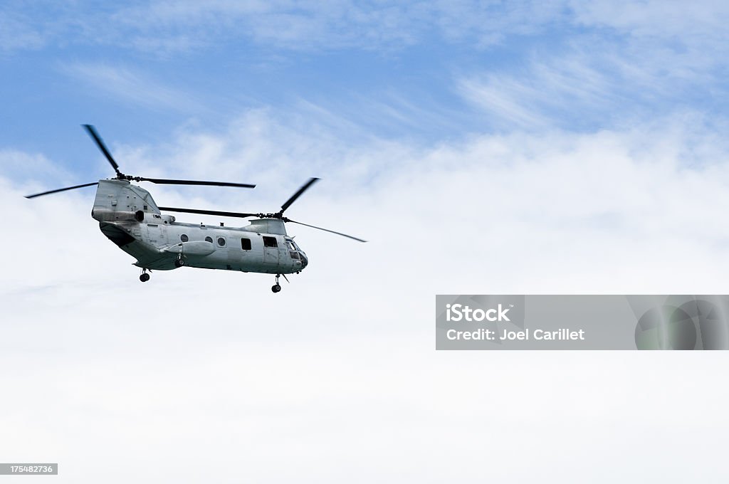 Chinook Elicottero militare in cielo nuvoloso - Foto stock royalty-free di A mezz'aria