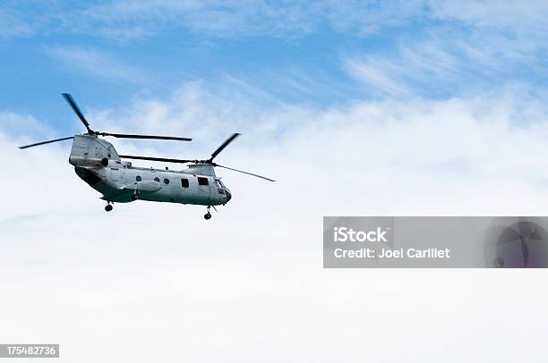 Chinook Elicottero Militare In Cielo Nuvoloso - Fotografie stock e altre immagini di A mezz'aria - A mezz'aria, Cielo, Composizione orizzontale