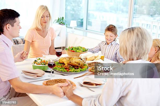 Jantar De Ação De Graças - Fotografias de stock e mais imagens de Adulto - Adulto, Assado, Avó