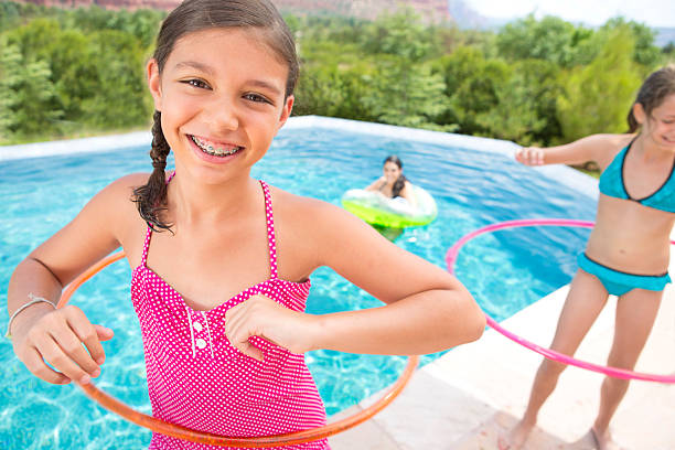 vacaciones de verano divertido - early teens child swimming pool swimming fotografías e imágenes de stock