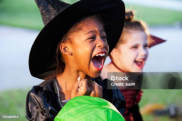 Photo libre de droit de Filles En Costumes Dhalloween banque d'images et plus d'images libres de droit de Enfant - Enfant, Halloween, Trick or Treat