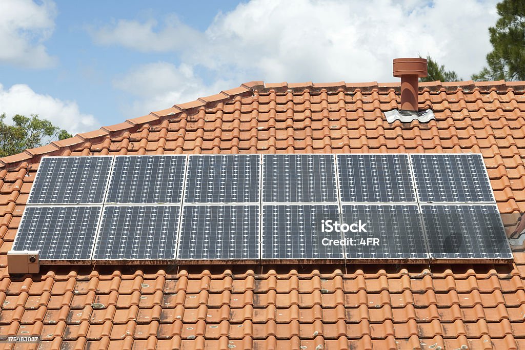 Painéis solares em uma casa residencial (XXXL) - Foto de stock de Painel Solar royalty-free