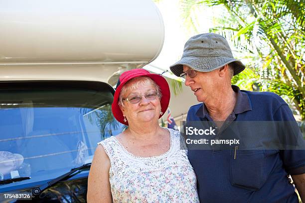 Glücklich Aktive Senior Paar Im Wohnmobil Rv Vorne Stockfoto und mehr Bilder von 65-69 Jahre - 65-69 Jahre, Aktiver Lebensstil, Aktiver Senior