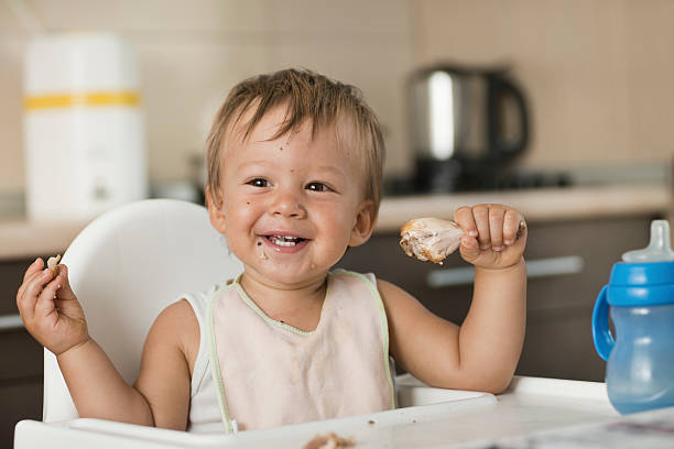 かわいい赤ちゃんのお食事 - baby chicken 写真 ストックフォトと画像
