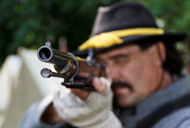 da confederação guerra civil americana solda apontar rifle - confederate soldier imagens e fotografias de stock
