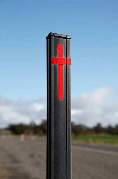 road サイドマーカー - memorial roadside cross cross shape ストックフォトと画像