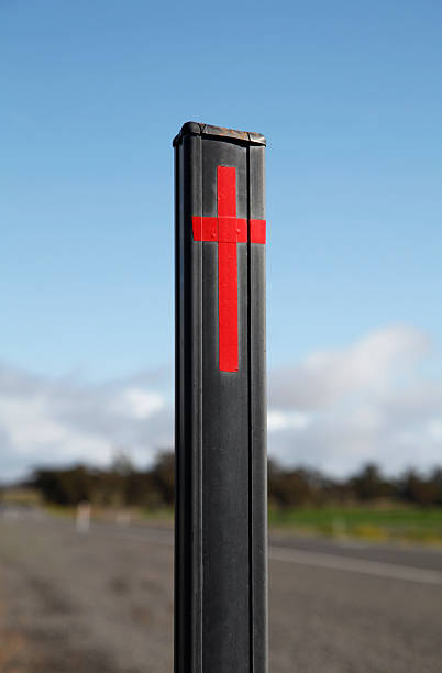 droga obrysowe boczne - memorial roadside cross cross shape zdjęcia i obrazy z banku zdjęć