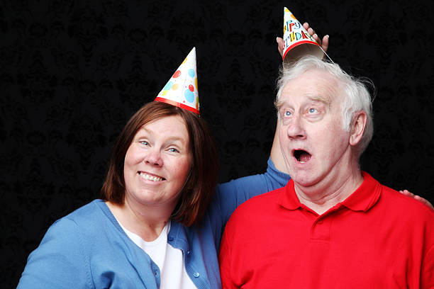 pareja o hermanos divirtiéndose en una brithday - parker brothers fotografías e imágenes de stock