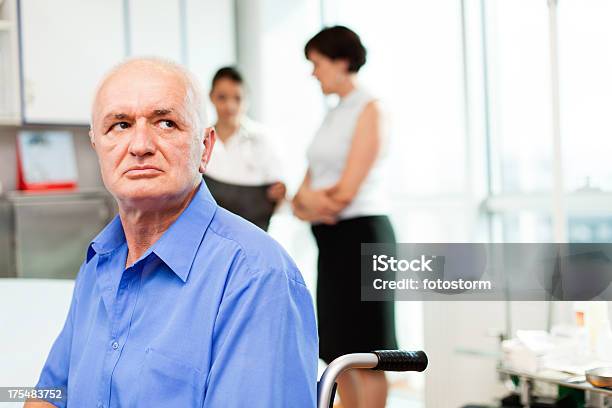 Hombre En Silla De Ruedas En Consultorio Médico Foto de stock y más banco de imágenes de 50-59 años - 50-59 años, Adulto, Adulto maduro