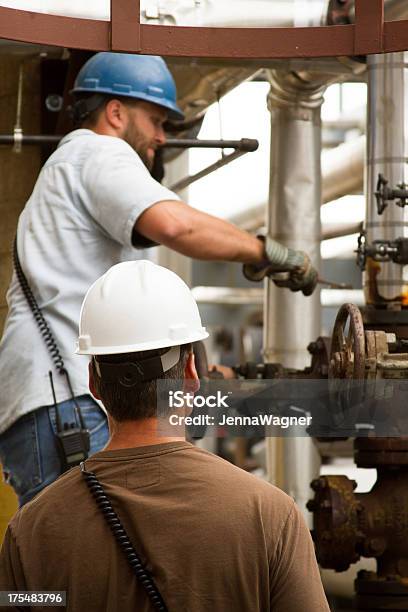 Dos Trabajadores De Refinería Foto de stock y más banco de imágenes de Industria - Industria, Manufacturar, Oficio de fabricación