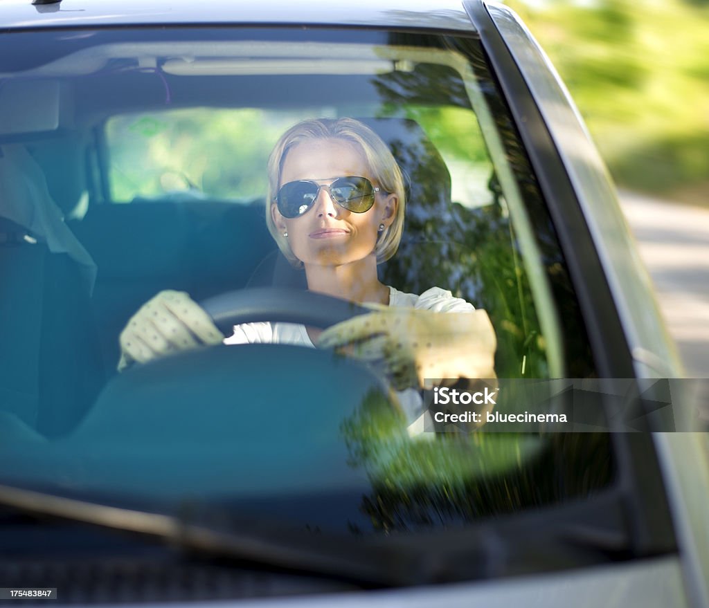 Femme conduire voiture - Photo de 35-39 ans libre de droits