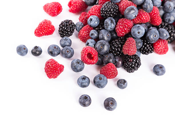 berries "fresh forest fruits:  blueberries, rasberries and blackberries on white backgroundsee my" healthy eating red above studio shot stock pictures, royalty-free photos & images