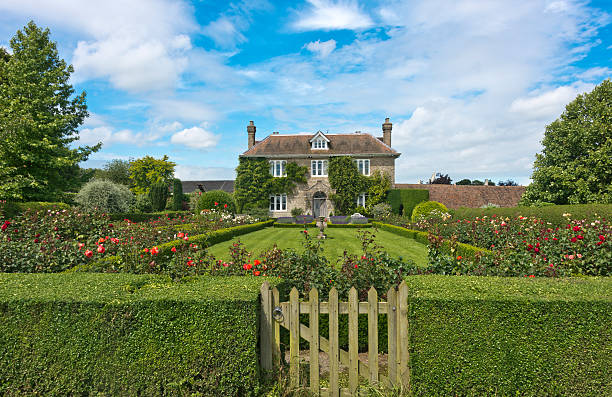 istock English Country Cottage 175484310