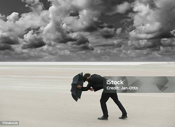 Die Bekämpfung Der Sturm Stockfoto und mehr Bilder von Wind - Wind, Regenschirm, Gehen