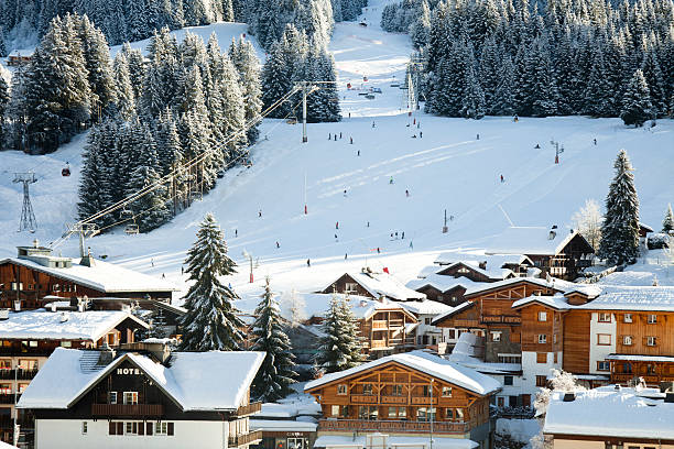 esquí alpino ressort - village snow winter france fotografías e imágenes de stock